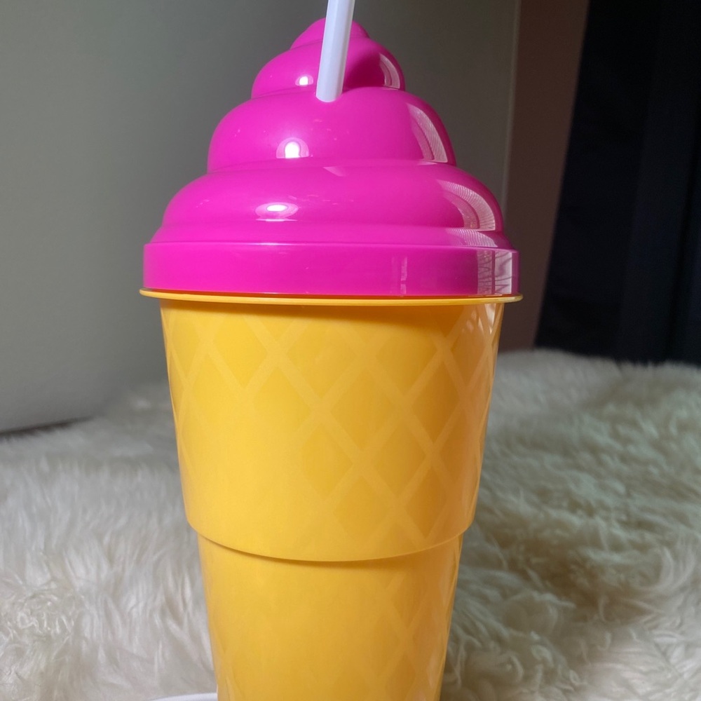 OVER SIZED PLASTIC CUP ICE CREAM CONE NOVELTY TUMBLER WITH STRAW - Picture 2 of 6
